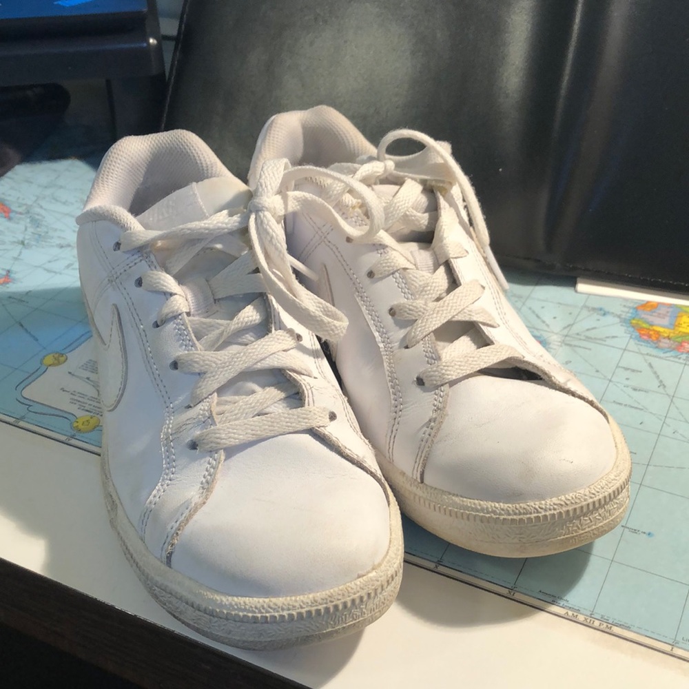 Nike court shoes sz8